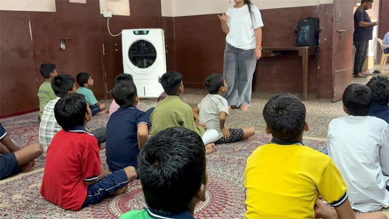 Kinder sitzen im Unterricht in einer Unterkunft für Straßenkinder in Neu-Delhi.