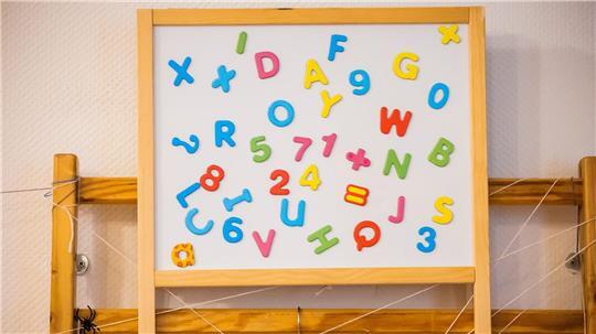 Kinder sollten im vorletzten Jahr vor der Einschulung einen Deutschtest machen, fordert die CDU. (Symbolbild)