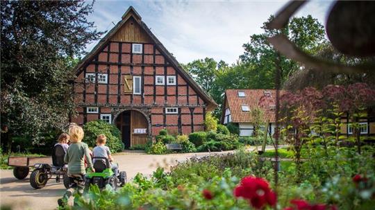 Kinder spielen auf einem Bauernhof in Niedersachsen.