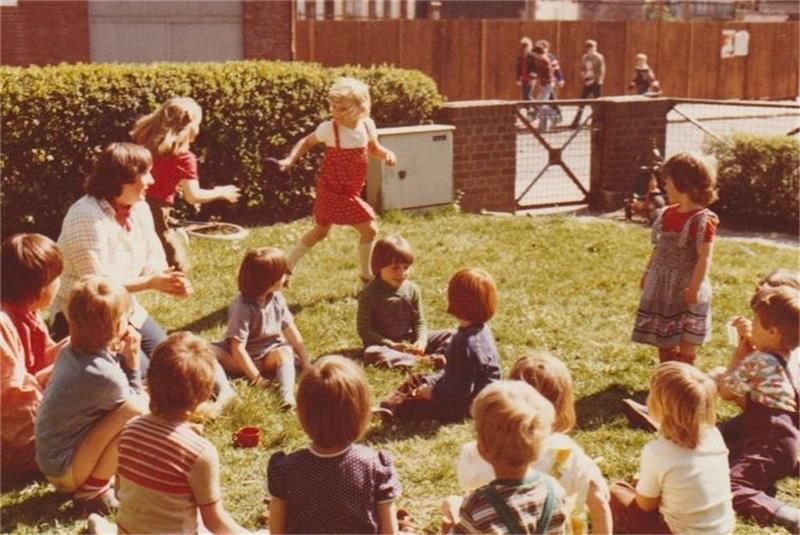 Das „Haus für Kinder“ in Stade wird 50 Kinder spielen das Plummsack-Spiel circa 1980 im Garten des alten Kindergarten-Gebäudes an den Kehdinger Mühren neben der Jugendherberge.