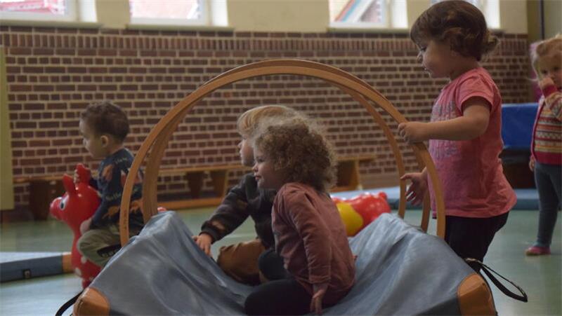 Vier Tagesmütter aus Jork berichten: Warum die Kindertagespflege immer schwieriger wird Kinder spielen in der Sporthalle in Jork.