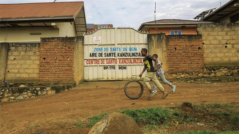 Kinder spielen vor einem Gesundheitszentrum in der Provinz Nord-Kivu im Osten des Kongo, während dort gerade ein Ebola-Ausbruch herrscht.