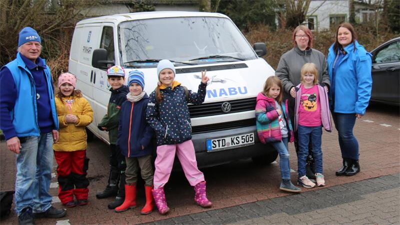 Kinder und Betreuer bei der Ferienspaß-Aktion unter dem Motto „Kindergarten der Pflanzen“.