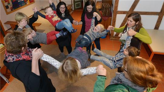 Kinder und Eltern haben bei den gemeinsamen Fabi-Angeboten viel Freude an Spiel und Bewegung.