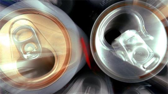 Kinder und Jugendliche konsumieren immer mehr Energydrinks. (Illustration)