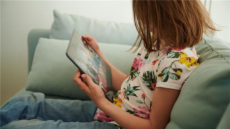 Kinder und Jugendliche sind im Netz vielen Gefahren ausgesetzt - Experten von Jugendschutz.net registrierten mehr als 15.000 Jugendschutzverstöße im vergangenen Jahr. (Symbolbild)