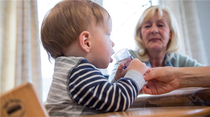 Kinder und ältere Menschen sollten bei Hitze viel trinken.