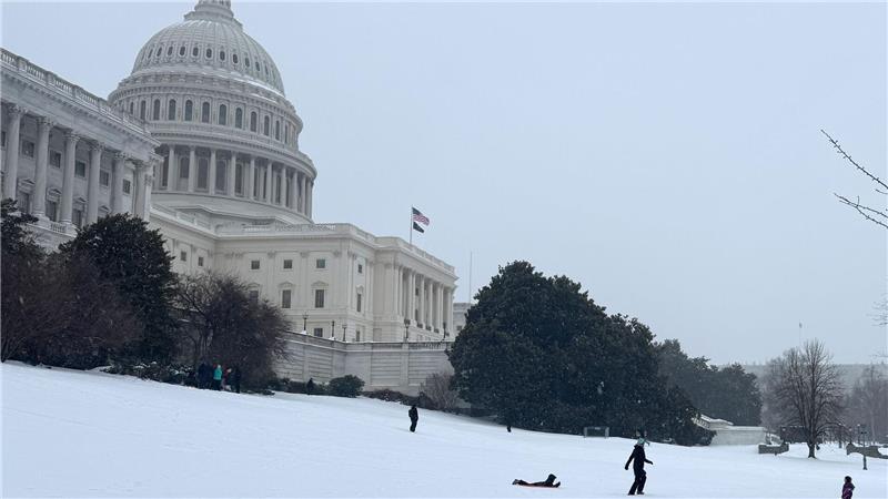 Kinder vergnügen sich auch mit Schlitten.