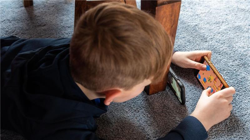 Kinder verlernen echte Kommunikation, wenn sie zu viel am Handy sind (Archivbild)