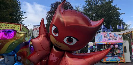 Kinder werden sie kennen: PJ-Masks-Star „Eulette“ besuchte 2020 in Ballonform den Herbstmarkt in Oldendorf.