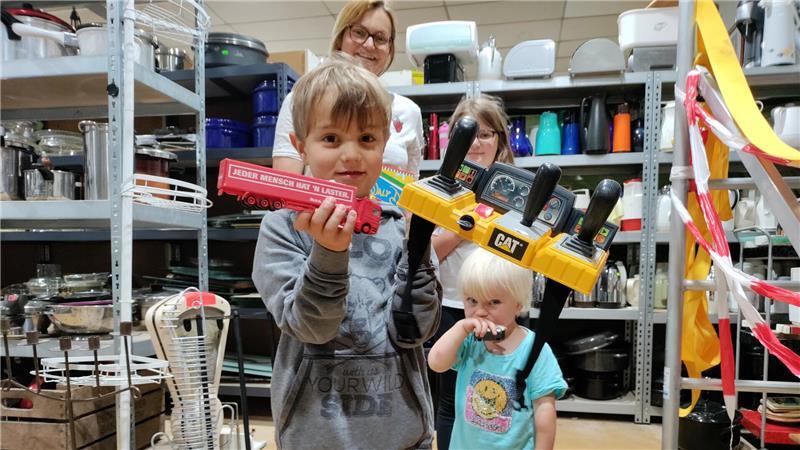 Dirk und Marinas Flohmarkthalle in Stade: Ein Paradies für Trödel-Fans Kinderbücher und Spielzeug haben Jessica, Emma, Fiete und Ida Husmann gefunden.