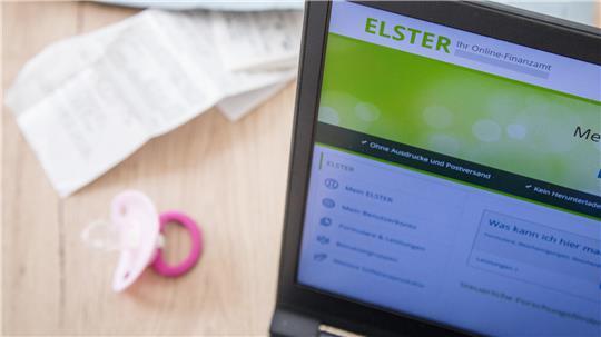 Kindergeld oder Kinderfreibetrag - was lohnt sich für Eltern mehr? Das Finanzamt prüft das im Rahmen der Steuererklärung automatisch und berücksichtigt die entsprechend günstigere Variante.