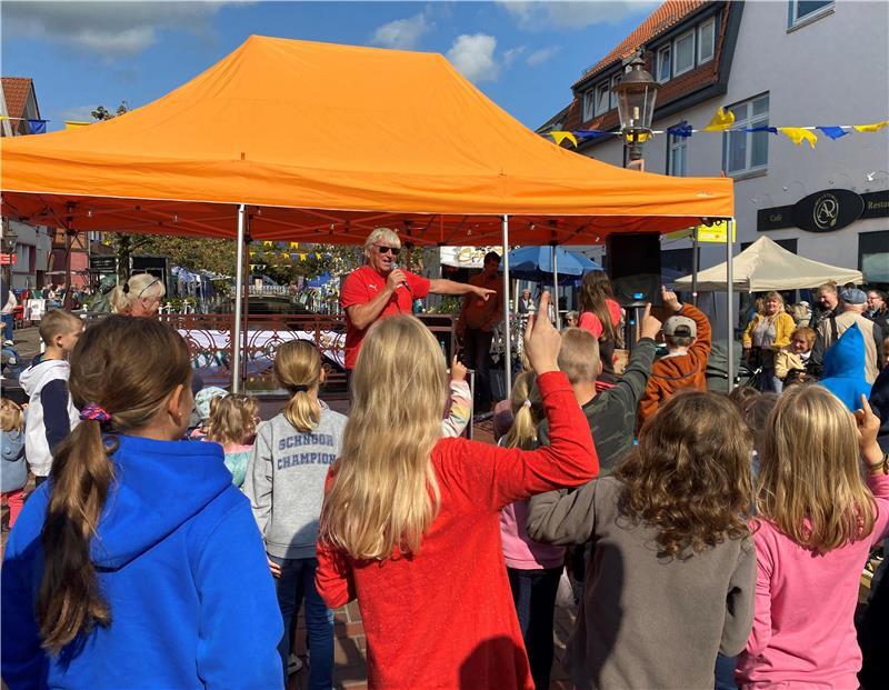 Leinen los: Buxtehuder Fleth-Fest wartet mit mehreren Premieren auf Kinderquatsch auf der Bitterbrücke: Dirk Ludewig ist erneut an Bord und sorgt mit seinem Unterhaltungsprogramm für Spaß bei Jung und Alt.