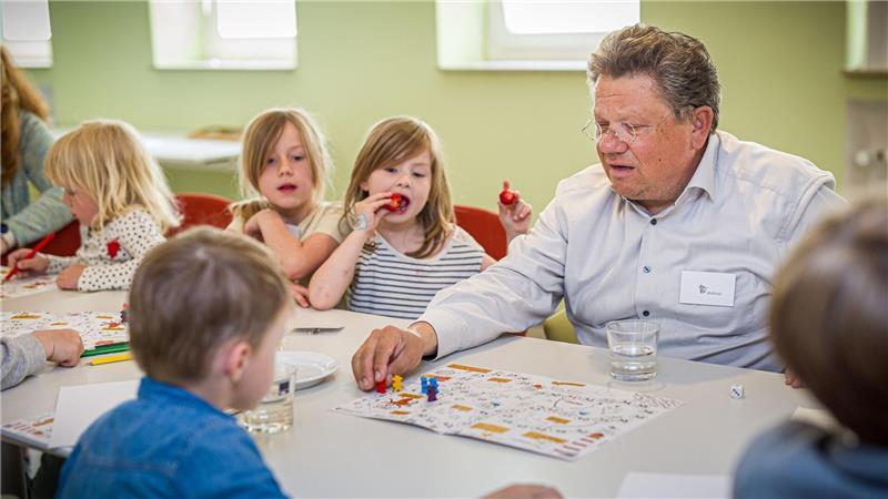 Für Kinderrechte: Minister spielt mit Kita-Gruppe Kinderrechte als Würfelspiel: Eine bunte Unterwasserwelt soll Kindern helfen, ihre Rechte kennenzulernen.