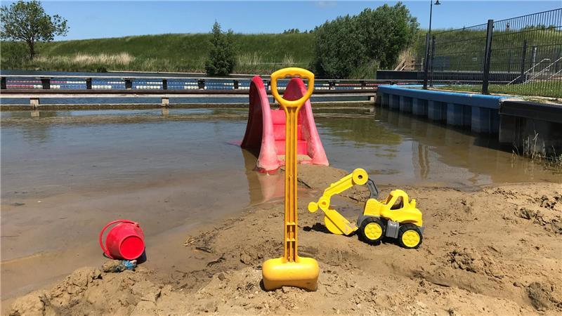 Naturbad Krummendeich geöffnet: Nirgendwo ist der Badespaß so günstig Kinderspielzeug kann vor Ort ausgeliehen werden.