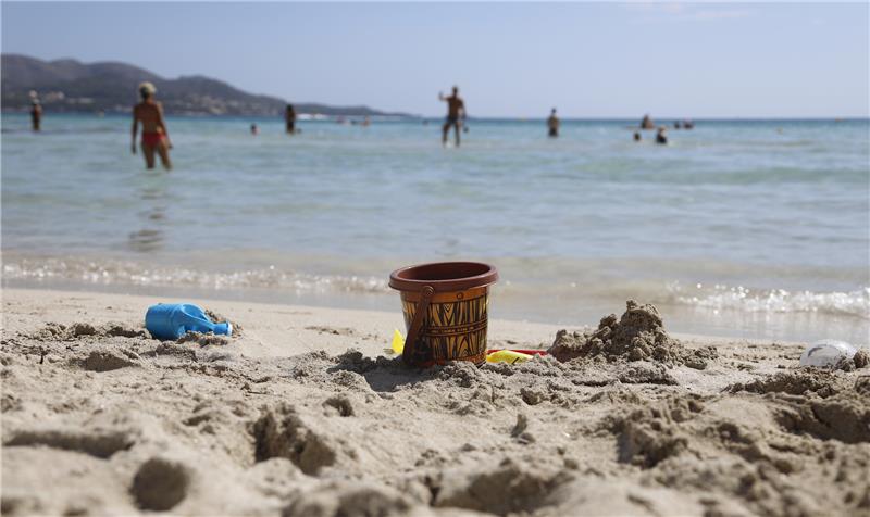 Kinderspielzeug liegt auf Mallorca am Strand. Foto: Clara Margais/dpa