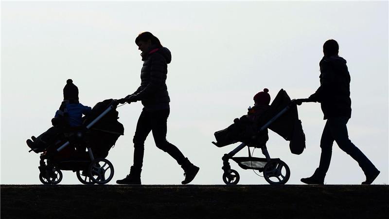Eltern geben etwas weniger für Babyausstattung aus Kinderwagen kosten oft mehrere hundert Euro