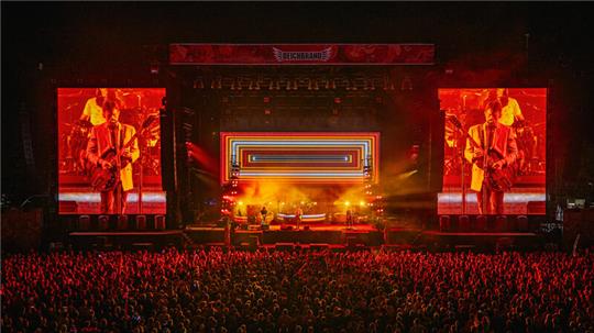 Kings of Leon spielten am Samstagabend auf der Fire-Stage und gehörten zu den größten Namen auf dem Deichbrand-Festival 2024.