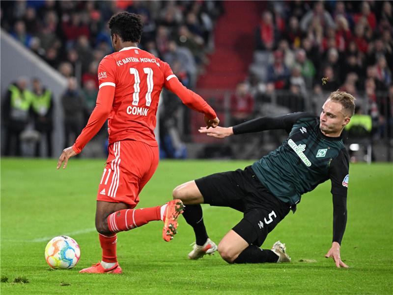 Kingsley Coman (l) vom FC Bayern München kämoft mit Amos Pieper von Werder Bremen um den Ball. Foto: Sven Hoppe/dpa