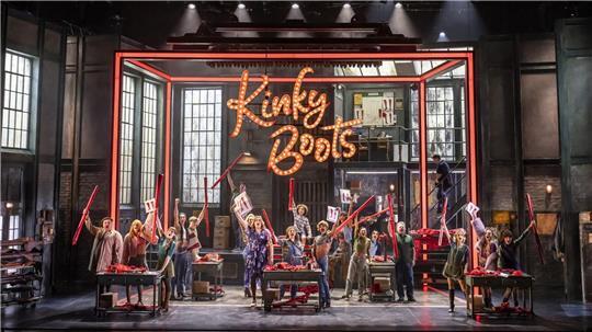 Musical „Kinky Boots“: „Mehr Respekt, mehr Menschlichkeit“ „Kinky Boots“ erzählt die Geschichte von Charlie Price, der die angeschlagene Schuhfabrik seines toten Vaters erbt.