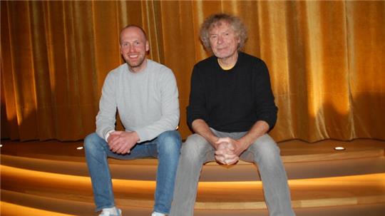 Kino-Inhaber Martin Engelmann (inks) und Filmemacher Rainer Drews begrüßen die Gäste im Harsefelder Kino Meyer.