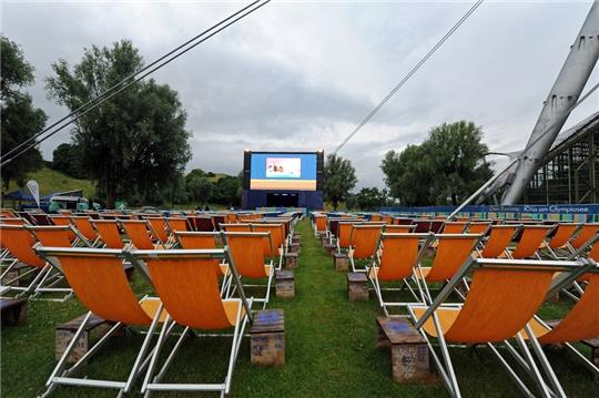 „Kino im Park 2023“ ist als Open-Air-Picknick - ähnlich wie hier im Open-Air-Kino des Filmfest München - im künftigen Bürgerpark in Apensen geplant. Foto: Düren/dpa (Symbolbild)