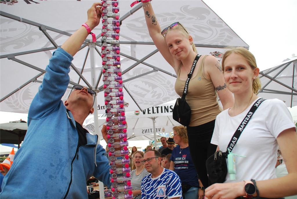 Kira, Kimberly und Gunnar bauen einen Schnapsflaschenturm