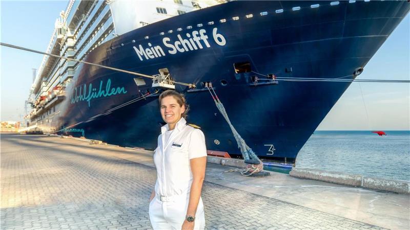 Kira Schikorr führt als erste Kapitänin ein Kreuzfahrtschiff der Tui Cruises-Flotte. Die 37-Jährige steht an der Spitze der „Mein Schiff 6“.