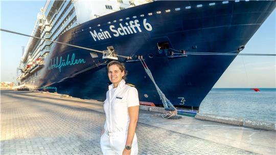 Kira Schikorr führt als erste Kapitänin ein Kreuzfahrtschiff der Tui Cruises-Flotte. Die 37-Jährige steht an der Spitze der „Mein Schiff 6“.