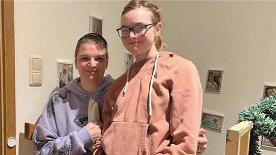 Kira Sondermann (rechts) ist froh, wieder zu Hause bei ihrer Familie zu sein. Auch Mutter Bianca Großmann ist erleichtert.
