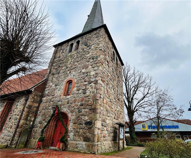 Von Sandabbau bis Baugebiete: Die Kritik der Dörfer an der Raumordnung Kirche und Supermarkt sind in Oldendorf in der Dorfmitte eng beieinander. Den bisher eng gefassten „Versorgungskern“ will die Gemeinde Oldendorf erweitert wissen.