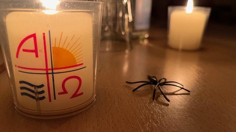 Kirche und ein kleiner Grusel-Effekt mit künstlichen Spinnen im Gemeindehaus: Die Kinder waren begeistert.