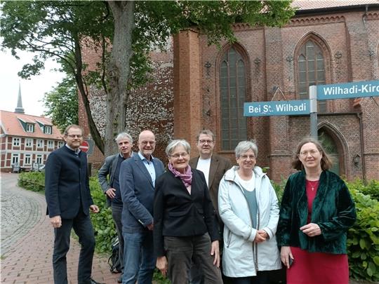 Kirchengemeinden bitten um Spenden (von links): Jan Wutkewicz, Wilfried Behr, Hartmut Köhlmann, Susanne von Hennig, Jan-Peter Schulze, Gisela Kleinschnittger und Claudia Brandy. Foto: Bisping