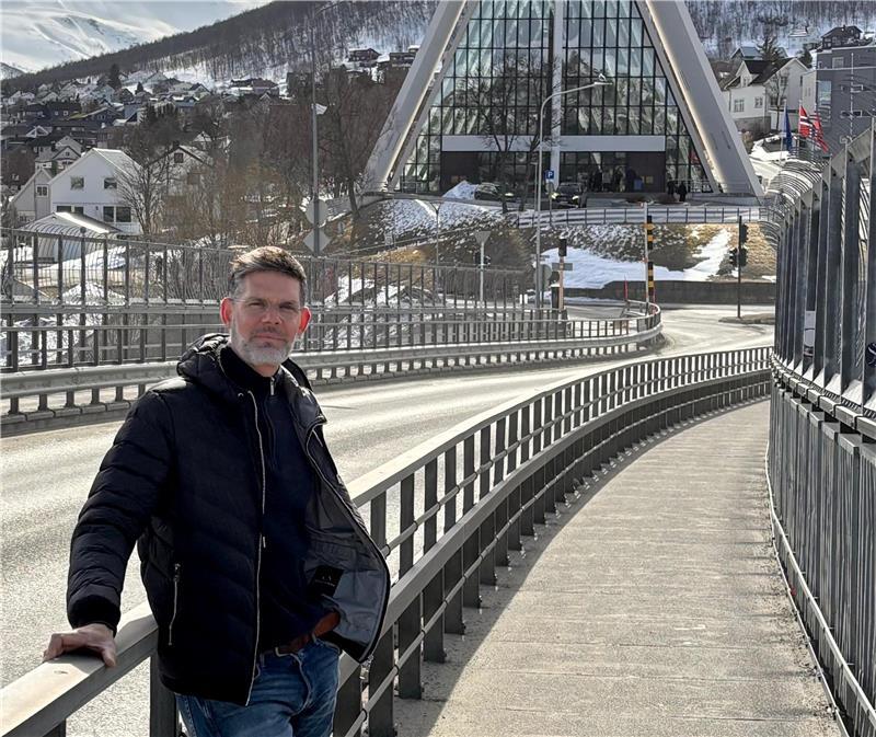 Kirchenkreiskantor Thorsten Ahlrichs vor seiner neuen Wirkungsstätte, der Eismeerkathedrale in Tromsø, Norwegen.
