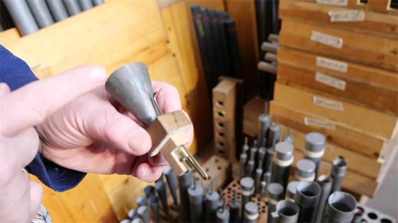 3300 Pfeifen ausgebaut: So haben Sie Buxtehudes Orgel noch nicht gesehen Kirchenkreiskantorin Sybille Groß zeigt eine der kleinsten Pfeifen der historischen Orgel.
