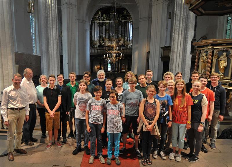 Kirchenmusikdirektor Hauke Ramm und Kreiskantor Martin Böcker (links) mit den Teilnehmern des 8. Jugend-Orgelforums. Fotos Schönbeck/Beneke