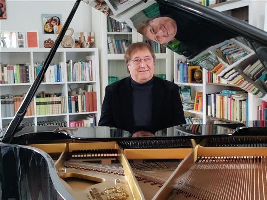 Kirchenmusiker will einen Chor gründen: Klaus-Jürgen Buchroth an seinem Flügel in Buxtehude. Foto: Lohmann