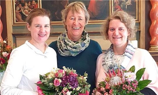 Kirchenvorstand Dorothee Kröger (Mitte) überreichte Blumen an Pastorin Heike Kircher (links im Bild) zur Amtseinführung. Auch Pastorin Dorlies Schulze (rechts im Bild) erhielt Blumen anlässlich ihres 20-jährigen Ordinationsjubiläums.