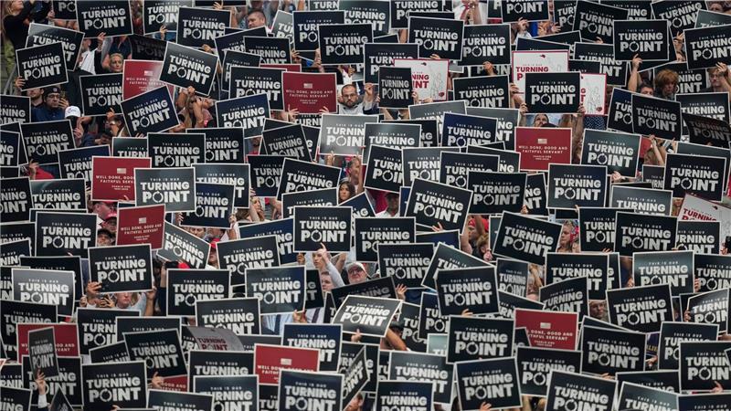 Kirk gründete die Organisation Turning Point USA, die von seiner Witwe Erika weitergeführt werden soll.