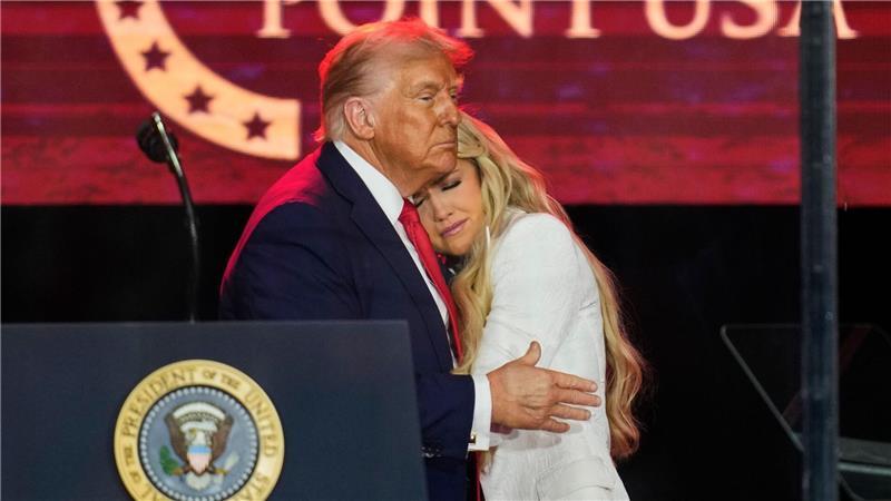 Kirks Witwe an Trumps Brust: Trauerfeier für den erschossenen Aktivisten Charlie Kirk.