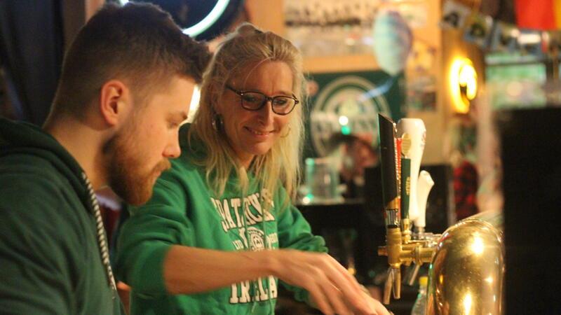 Fiddler’s in Stade schließt - das können auch 3000 Unterschriften nicht ändern Kirsten "Kirsche" Quell mit einem Mitarbeiter bei der Arbeit im Fiddler's Green in Stade im Dezember 2023.