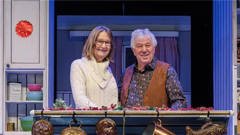 Kirsten Boie und Rolf Zuckowski beim Weihnachtsbäckerei-Kindertag im Schmidts Tivoli.