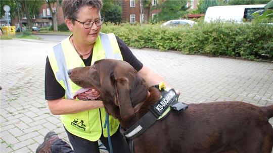 Kirsten Cadow mit ihrem ausgebildeten Suchhund Knud, der bei der Suche nach dem sechsjährigen Arian im Einsatz war.