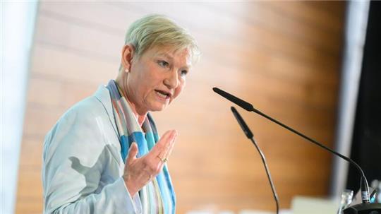 Kirsten Fehrs, Vorsitzende des Rates der EKD, spricht bei einer Pressekonferenz zur Vorstellung einer Studie zum Missbrauch in der evangelischen Kirche.