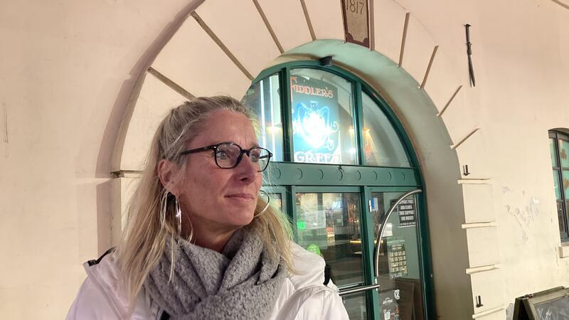 Kirsten (Kirsche) Quell, Betreiberin des Fiddler's Green Irish Pub, ist schwer genervt von der angespannten Lage.