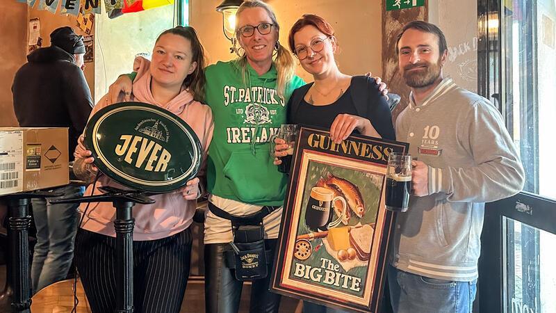 Kirsten „Kirsche“ Quell (Zweite von links) freut sich: Ein kleines Stück vom Fiddler’s Green wird im Partykeller ihrer Mitarbeiterin Kim Odebrecht (Zweite von rechts) und Aaron Kraska (rechts) weiter bestehen. Auch Annalena Klintworth (links) wird sich dort fühlen, als wäre sie weiterhin Kellnerin im Irish Pub.