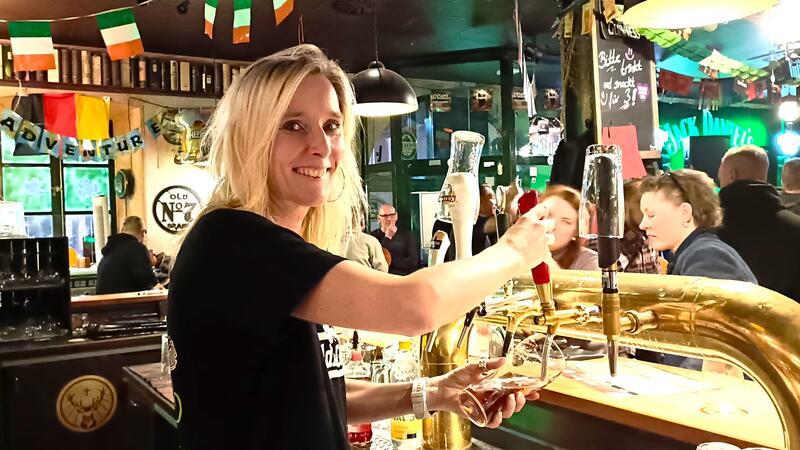 Kirsten „Kirsche“ Quell zapft eines der letzten Biere im Fiddler's.