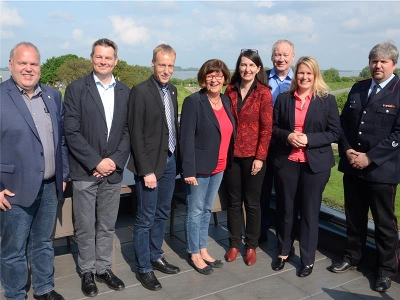 Kirsten Lühmann (Vierte von rechts) während ihres Besuchs auf der Elbinsel Krautsand, wo sie sich mit lokalen Vertretern aus Politik und Verwaltung traf. Foto Strüning