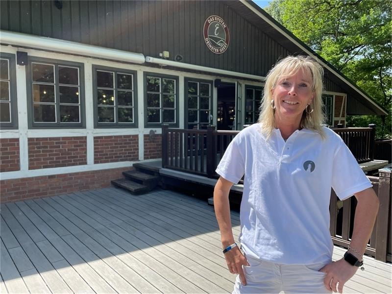 Kirsten Quell ist vielen als „Kirsche“ bekannt. Die „Fiddlers“-Inhaberin will ab Mittwoch Gäste ins idyllische Deinster „Eysten“ locken. Foto: Ahrens