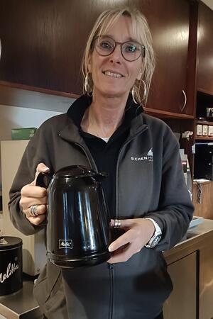 Bilanz von Kirsten Quell: So läuft es beim Eichenhof in Helmste Kirsten Quell unterwegs mit Kaffee - ihr selbst gemachter Kuchen ist in aller Munde.